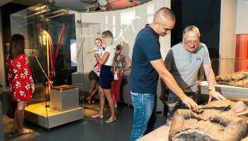 mensen in de tentoonstellingszaal van het museum van de Doudou