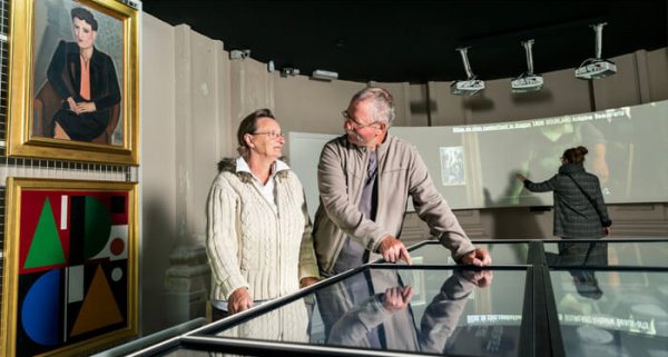 bezoekers aan de artotheek