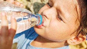 Jongen drinkt water