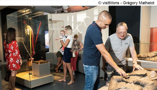 mensen in de tentoonstellingszaal van het museum van de Doudou