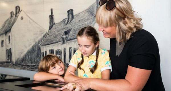 vrouw met kindjes in het huis Van Gogh