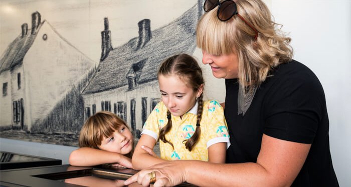 vrouw met kindjes in het huis Van Gogh