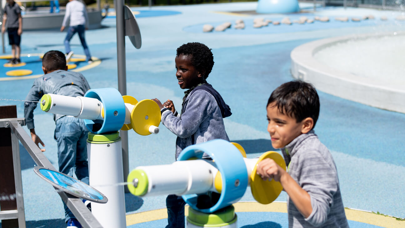 Kinderen spuiten met water op elkaar in watermuseum Hidrodoe Herentals