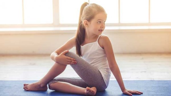 Meisje doe Yoga-houding op turnmat