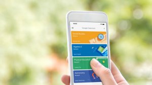 Smartphone met Google Classroom open op het scherm