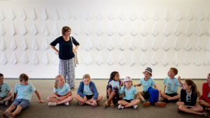 Kinderen voor kunstwerk met witte zakdoeken