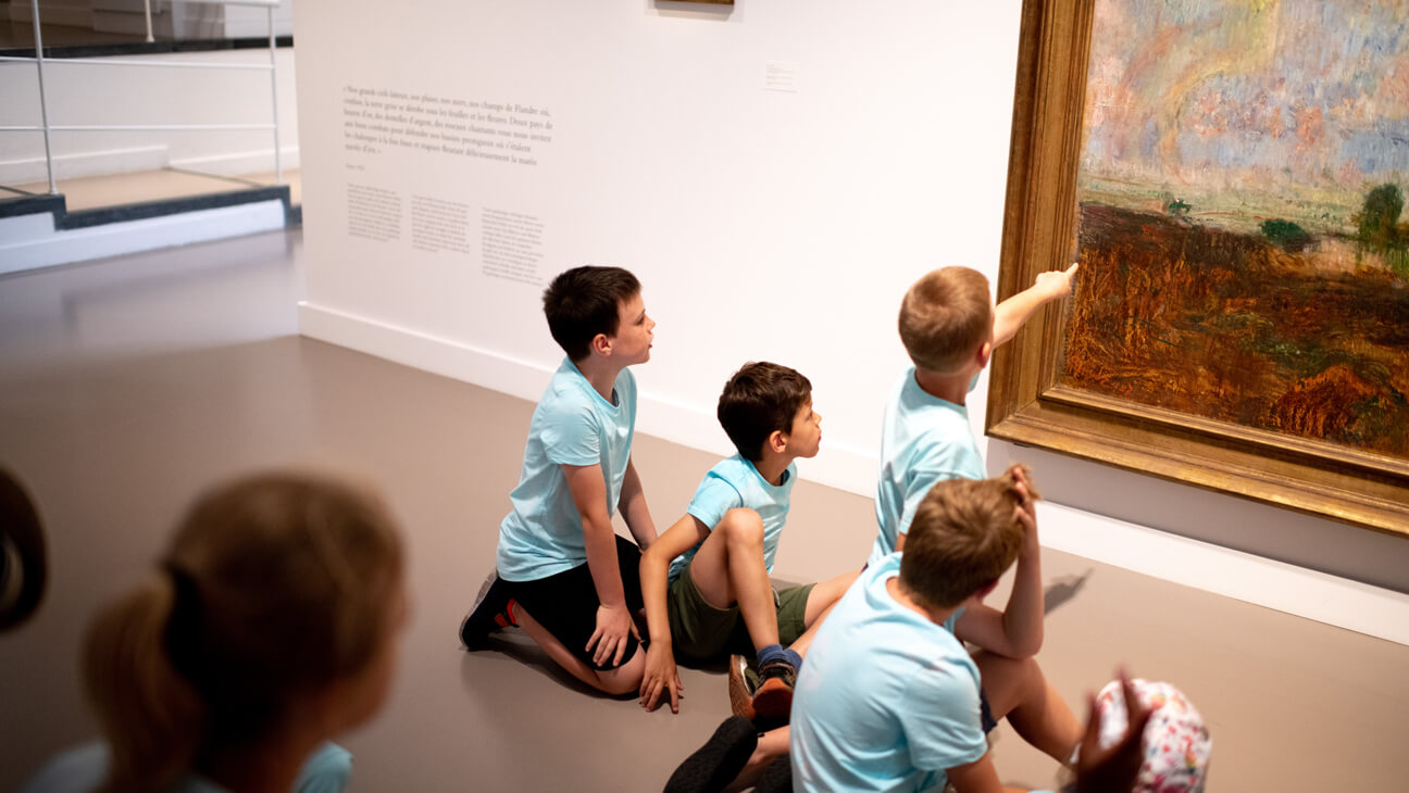 Leerlingen kijken naar schilderij tijdens klasbezoek aan Mu.zee in Oostende