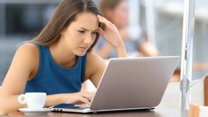 Mama achter computer met bedenkelijk gezicht