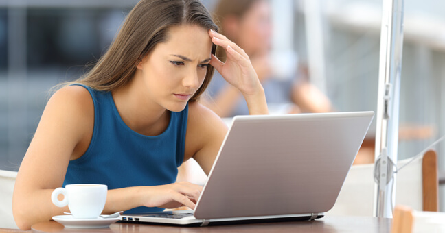 Mama achter computer met bedenkelijk gezicht