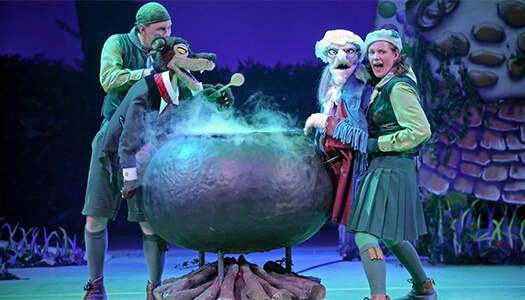 Acteurs met poppen spelen een musical in de efteling