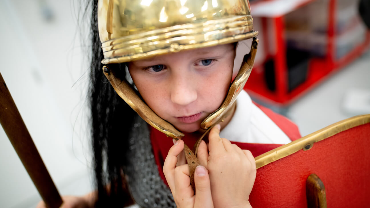 Leerling verkleed zich al romein tijdens klasbezoek aan Gallo-Romeins Museum Tongeren