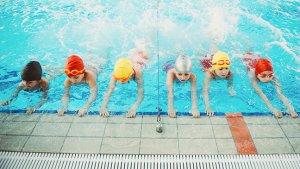 kinderen in het zwembad tijdens de zwemles