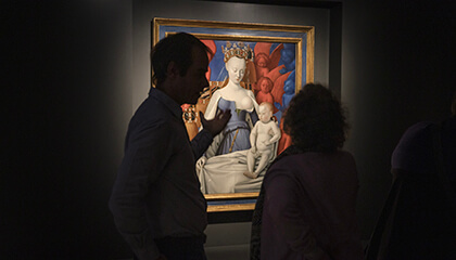 bezoekers voor een schilderij