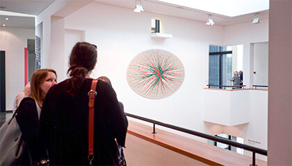 bezoekers in het Felixart museum