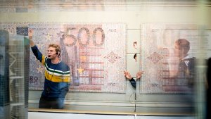gids Ferre in het museum van de Nationale bank in Brussel