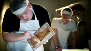 leerlingen van buso De Zeeparel halen speculaas uit de vorm