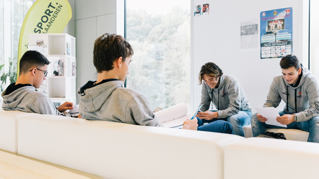 Leerlingen zitten samen in de topsportschool