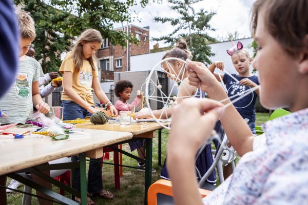 kinderen knutselen