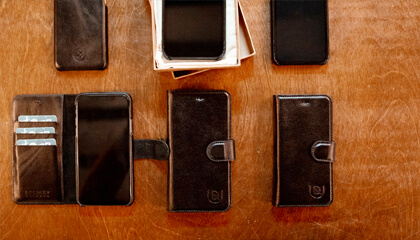 deejoux1 Gsm met hoesjes op tafel