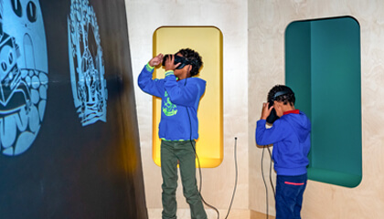 2 jongens met VR-bril in onthaal- en belevingscentrum Hoge Mote