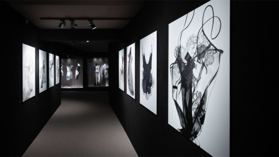 beeld uit de expo 'Beautiful Lace & Carine Gilson'