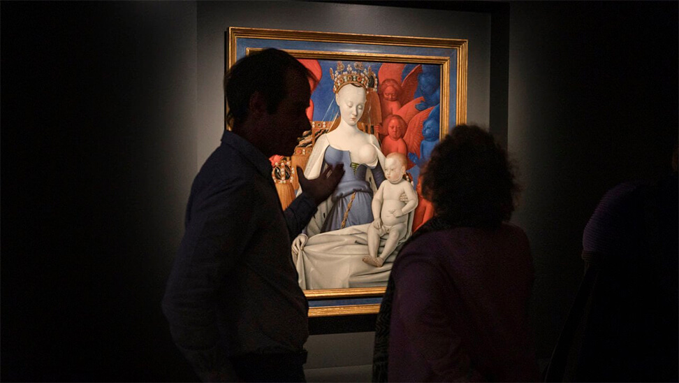 Bezoekers kijken naar een schilderij van Bruegel
