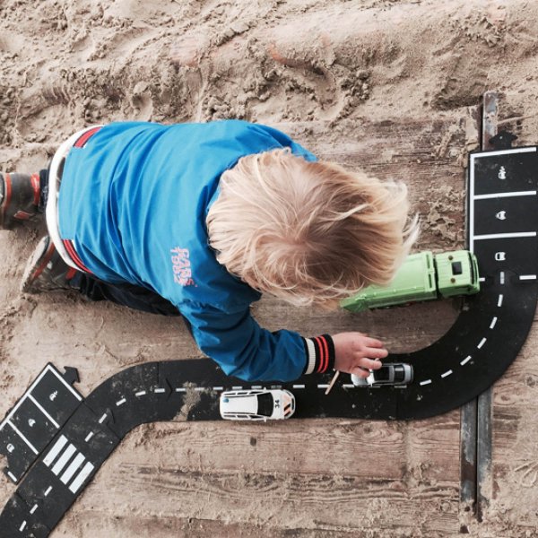 kind speelt met autootjes