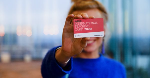 Lerarenkaart 2020 rood Meisje toont rode Lerarenkaart 2020