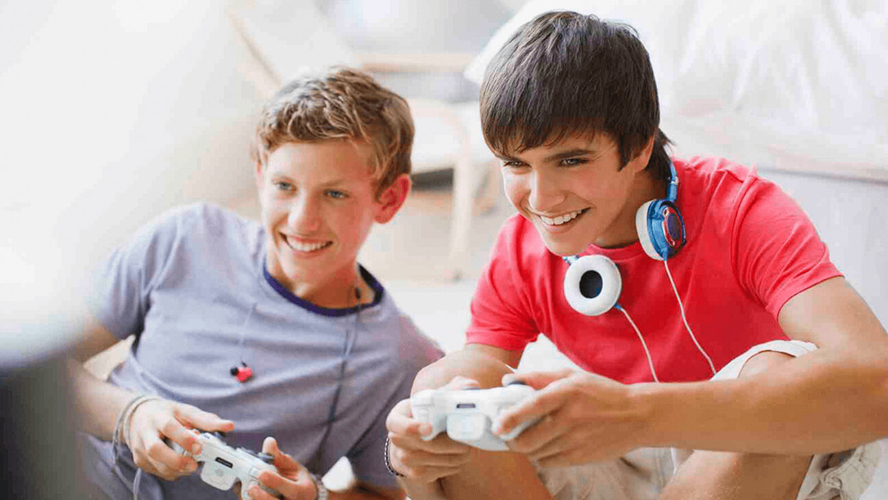 Twee jongens spelen videospelletjes