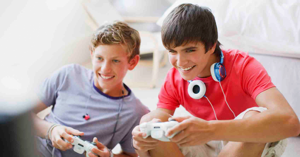 Twee jongens spelen videospelletjes
