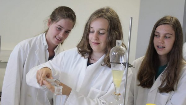 jongeren in een labo
