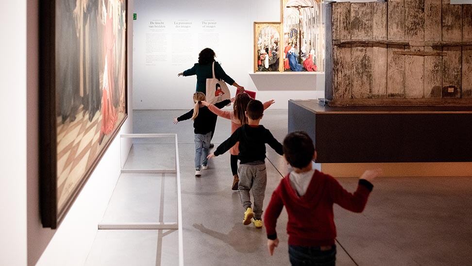 Kinderen lopen in een rij in M-Museum Leuven