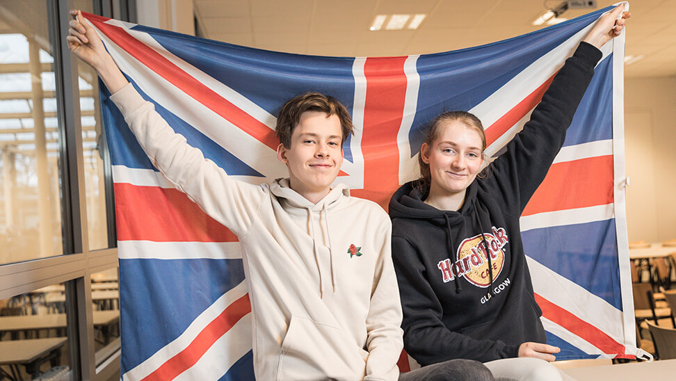 leerlingen Lowie en Liesbeth met een Engelse vlag