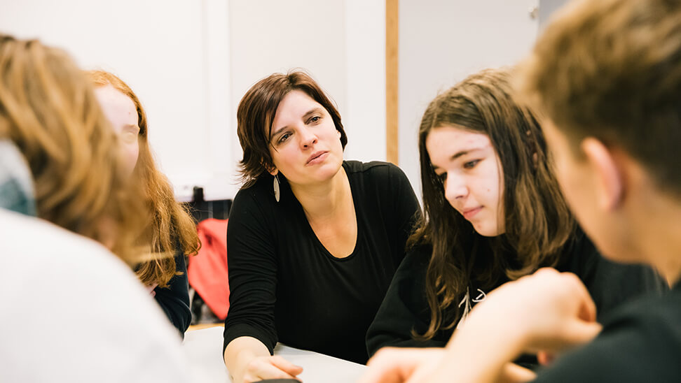 Leraar Mitte Schroeven van het Sint-Ritacollege met haar leerlingen in een groep