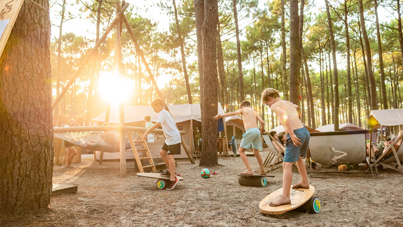Kinderen spelen met plank in het bos