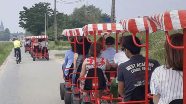 mensen in gocarts