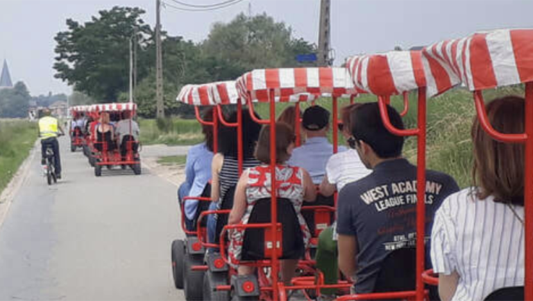 mensen in gocarts