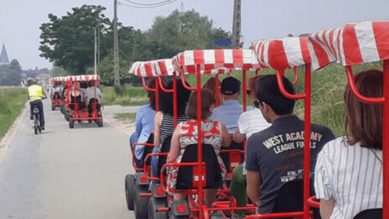 mensen in gocarts