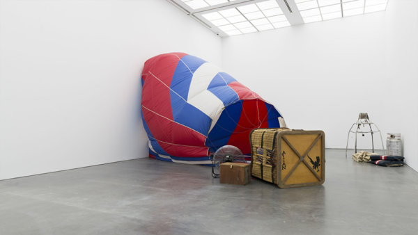 gevallen luchtballon - kunstwerk van Kris Martin