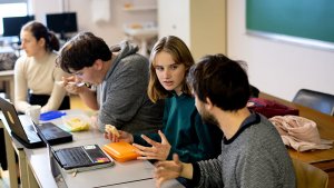 leerlingen overleggen voor de schoolkrant