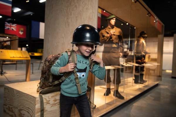 jongen met helm en rugzak