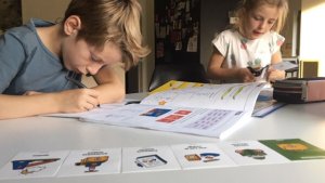 Jongen en meisje maken huistaken