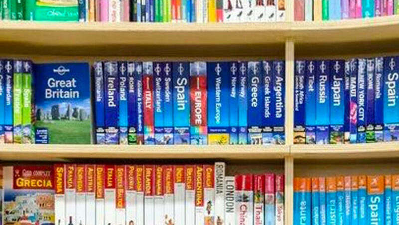 boekenrek met reisgidsen