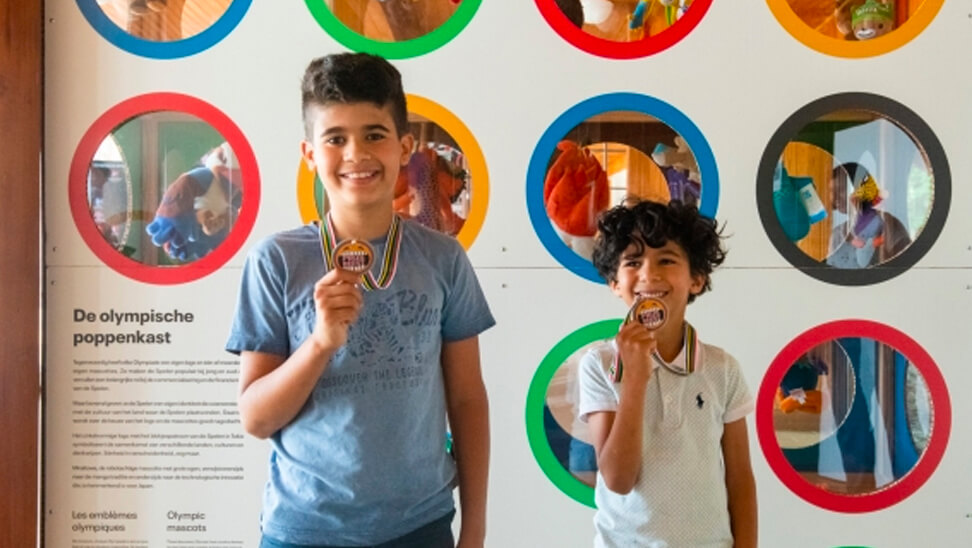 2 jongens houden medaille omhoog
