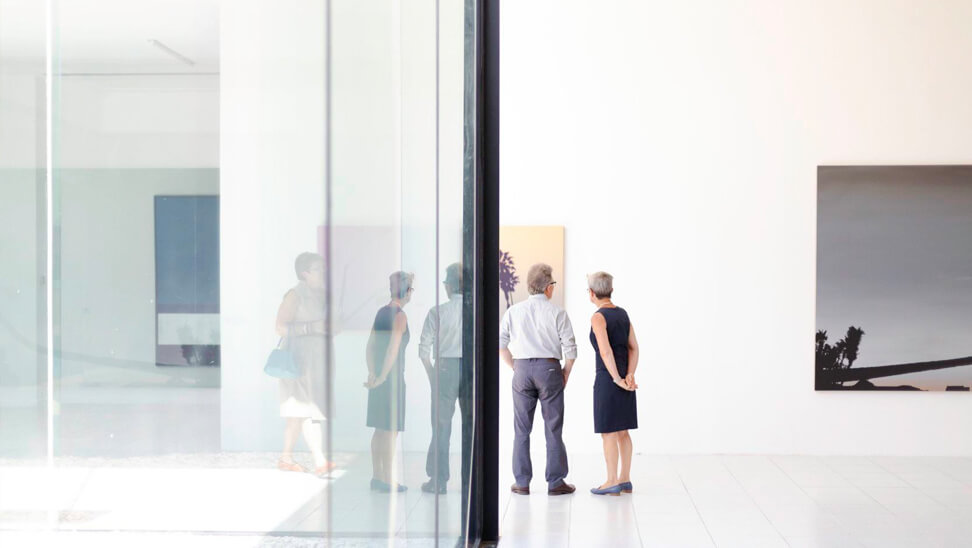 Mensen kijken naar schilderij in Museum Dhondt-Dhaenens