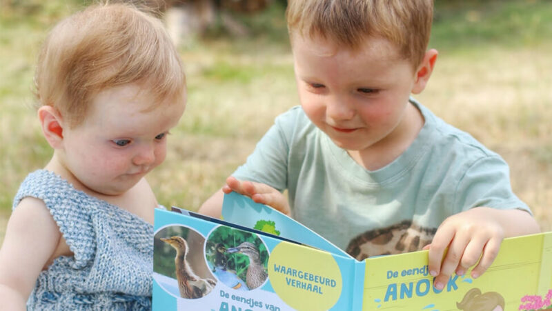 2 kindjes lezen een boek
