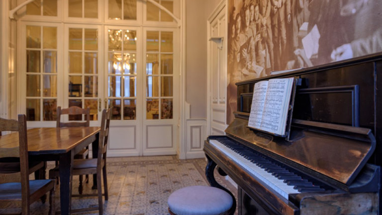 Oude piano in Talbot house