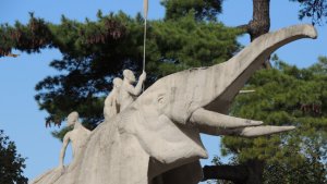 Standbeeld rond het Afrika Museum