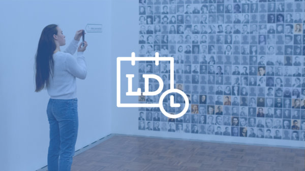 campagnebeeld VIP-donderdagen met foto van vrouw voor de foto's in Kazerne Dossin