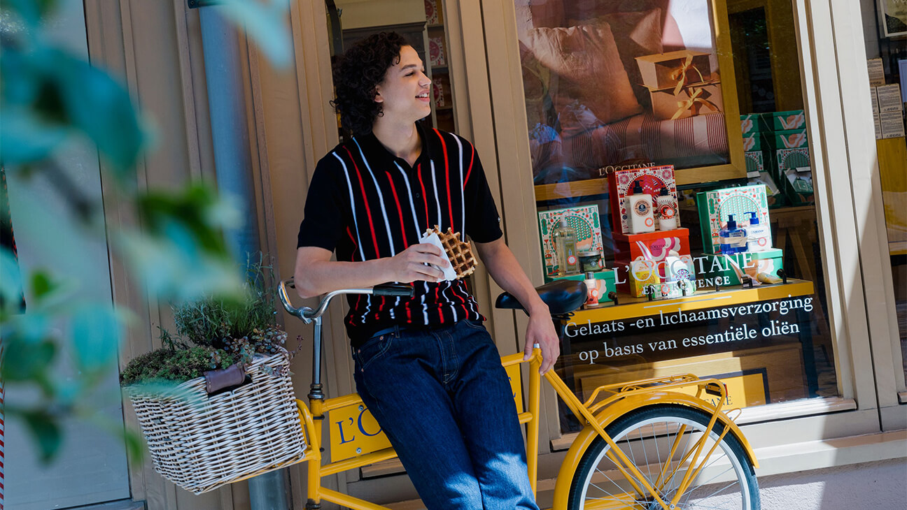 Man eet wafel in Maasmechelen Village